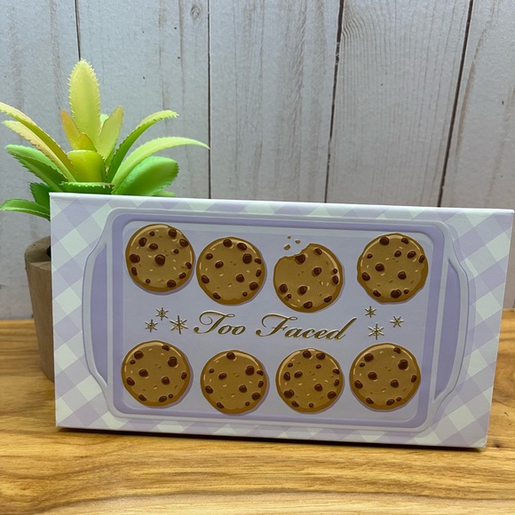 Too Faced Christmas Bake Shoppe Chocolate Chip Cookie-Scented Face & Eye Palette - Picture 7 of 7